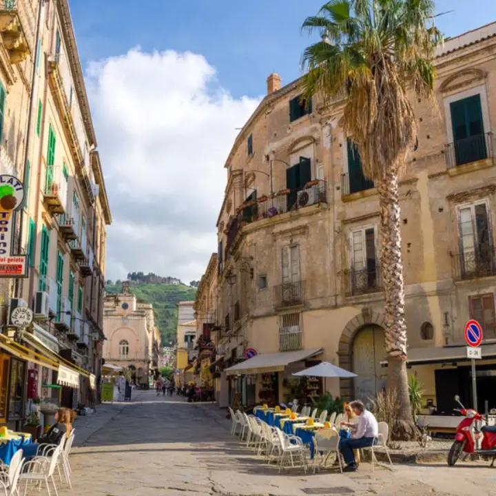 Guide turistiche e storie farlocche, l'allarme lanciato dal regista Carone: «La vera storia di Tropea va difesa dalle inesattezze»
