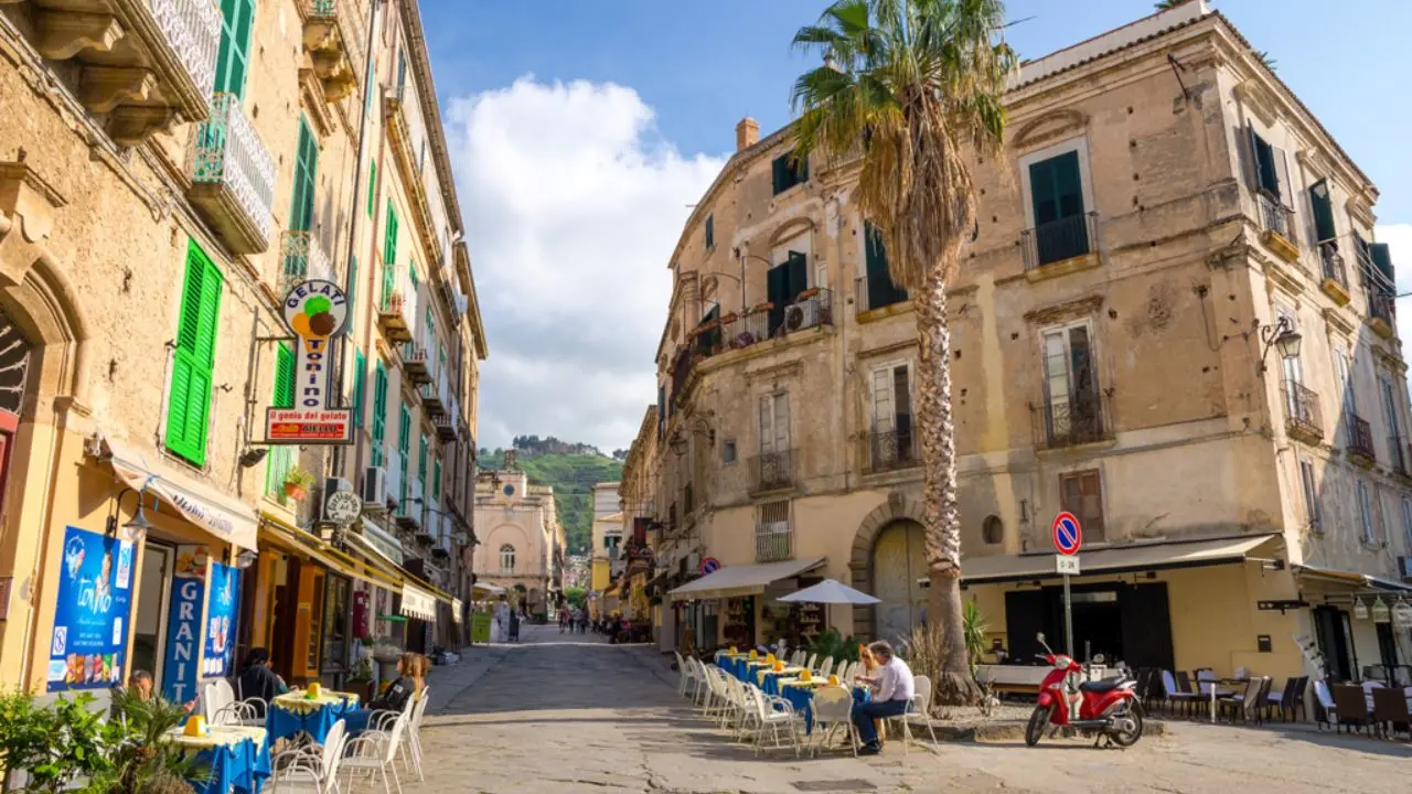 Guide turistiche e storie farlocche, l'allarme lanciato dal regista Carone: «La vera storia di Tropea va difesa dalle inesattezze»