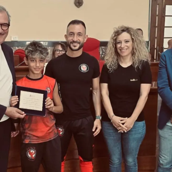Kickboxing, non finiscono le soddisfazioni per la Fenix Sport Academy: premiato il giovane vibonese vice campione d'Italia Giuseppe Ventrice