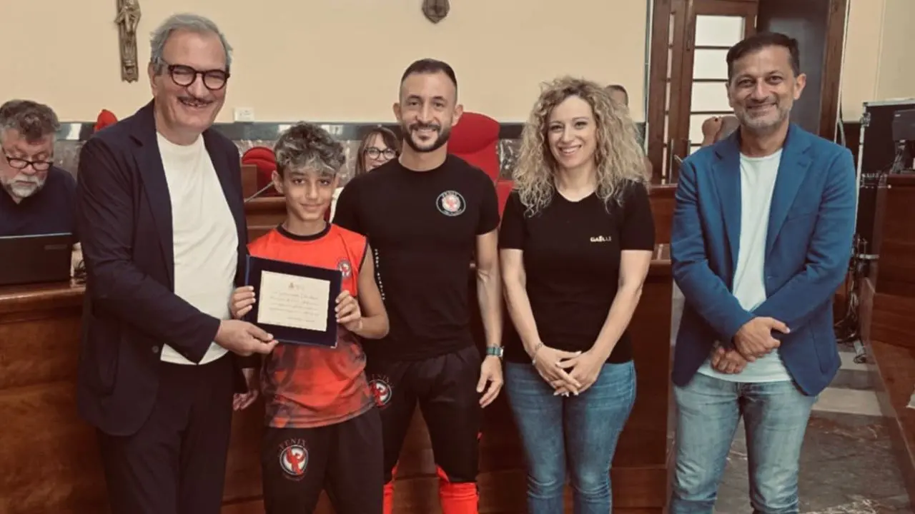Kickboxing, non finiscono le soddisfazioni per la Fenix Sport Academy: premiato il giovane vibonese vice campione d'Italia Giuseppe Ventrice