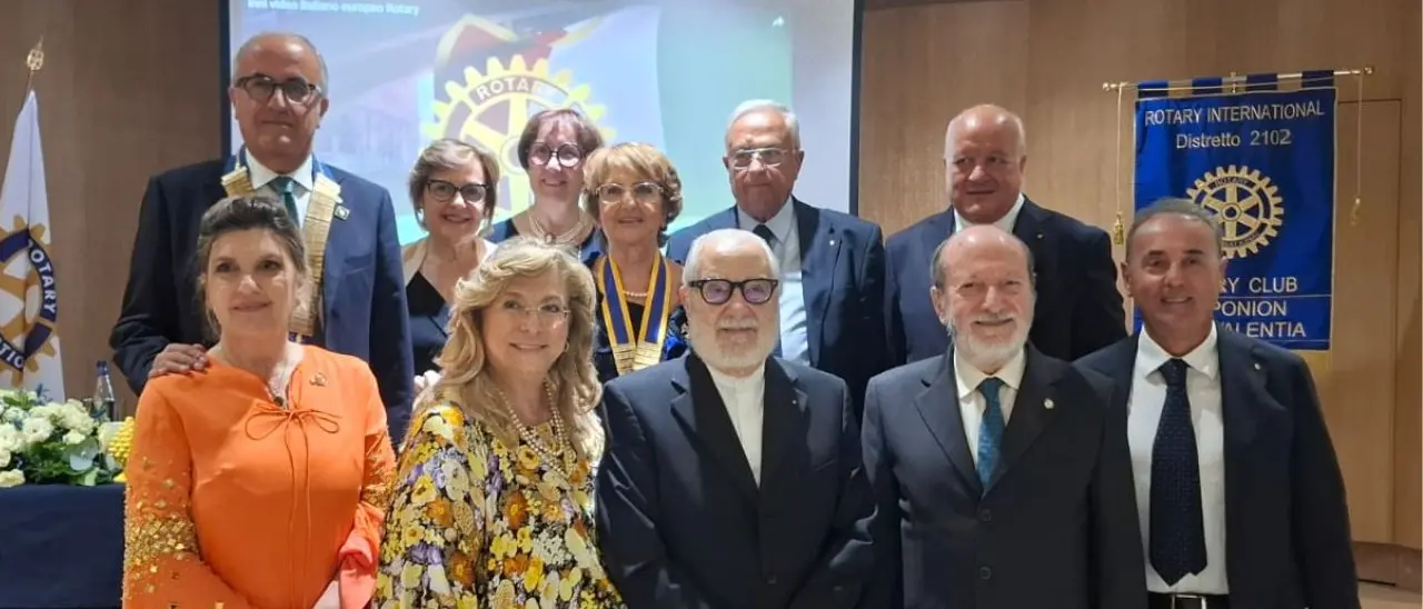 Passaggio di consegne al Rotary club di Vibo: Eleonora Cannatelli cede il testimone a Daniela Rotino che detta la linea per il 2025-2026