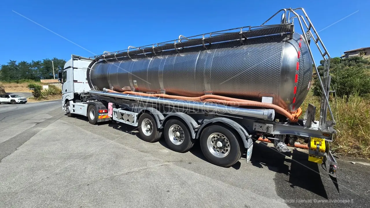 La grande sete di Ricadi, finalmente arrivano le autobotti del Comune per riempire i serbatoi