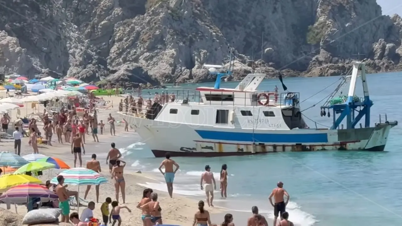 Un peschereccio di Gioia si arena tra i bagnanti di Capo Vaticano: stava affondando a causa di una falla improvvisa nello scafo