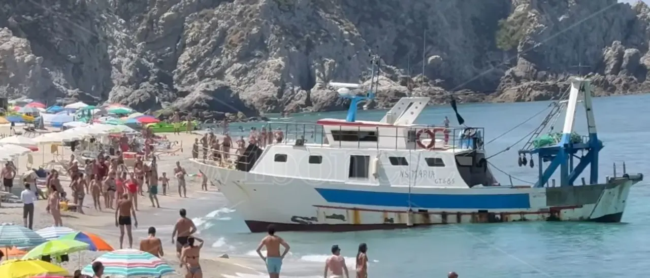 Un peschereccio di Gioia si arena tra i bagnanti di Capo Vaticano: stava affondando a causa di una falla improvvisa nello scafo
