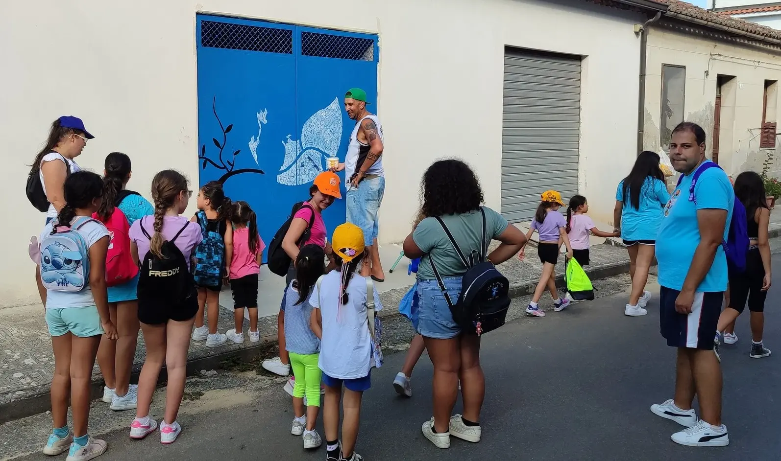 Opere d'arte su vecchi portoni e garage: il centro storico di Mileto si trasforma in un museo a cielo aperto