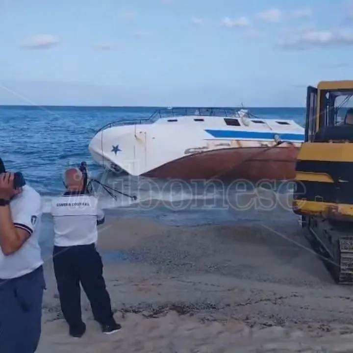 Capo Vaticano, gli occhi delle autorità puntati sul peschereccio arenatosi ieri al Tono e che ora inizia a perdere pezzi: «Odore di carburante»