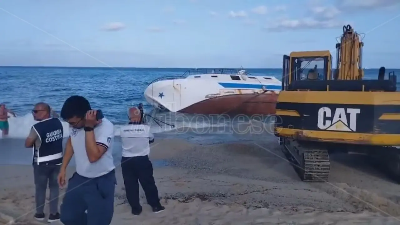 Capo Vaticano, gli occhi delle autorità puntati sul peschereccio arenatosi ieri al Tono e che ora inizia a perdere pezzi: «Odore di carburante»