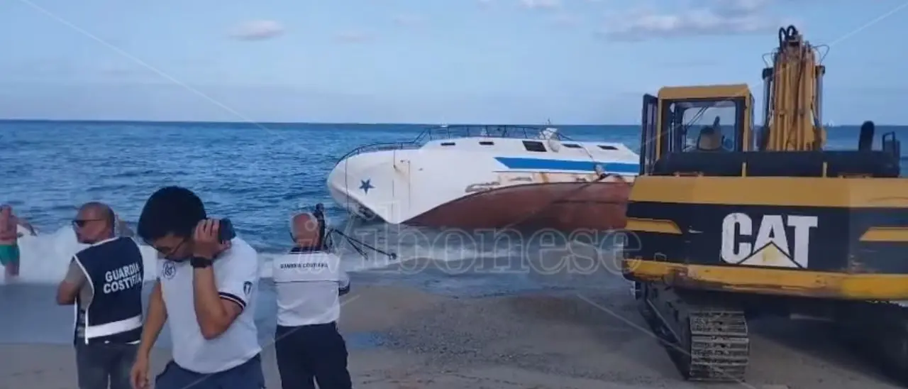 Capo Vaticano, gli occhi delle autorità puntati sul peschereccio arenatosi ieri al Tono e che ora inizia a perdere pezzi: «Odore di carburante»