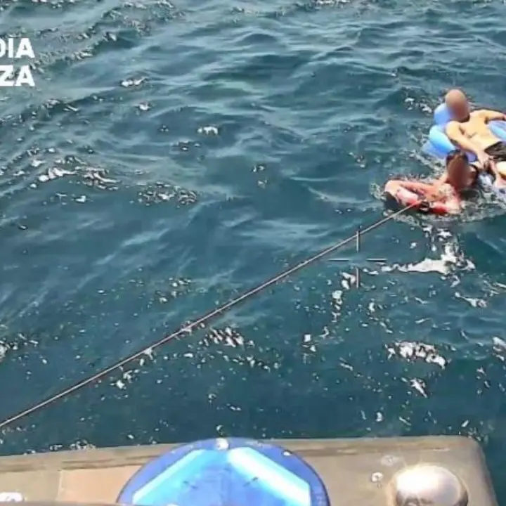 Trascinati al largo dalla corrente, nel Cosentino anziano e bagnino soccorsi dalla Guardia di finanza di Vibo