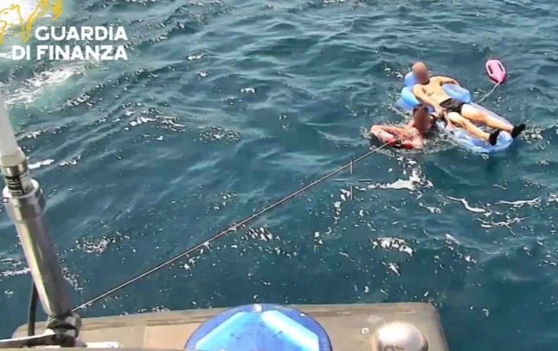 Trascinati al largo dalla corrente, nel Cosentino anziano e bagnino soccorsi dalla Guardia di finanza di Vibo