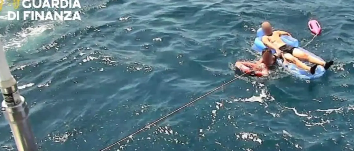 Trascinati al largo dalla corrente, nel Cosentino anziano e bagnino soccorsi dalla Guardia di finanza di Vibo
