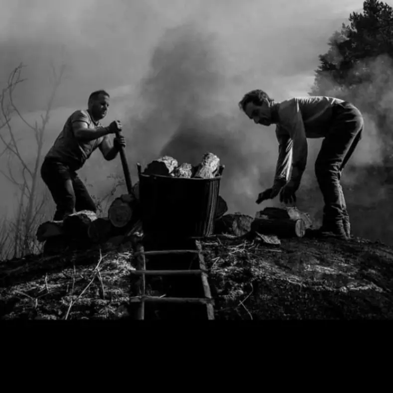 Viaggio alla scoperta degli ultimi carbonai: a Serra San Bruno escursione notturna “allu scarazzu”