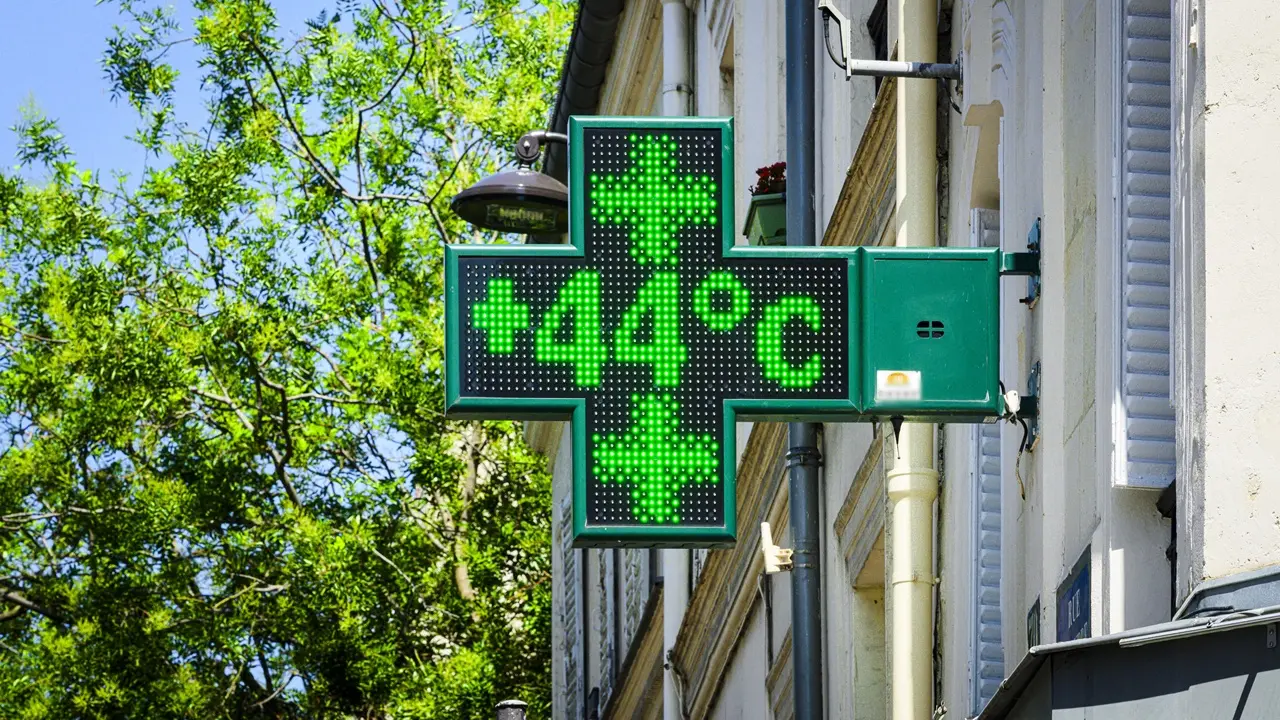 FRANCE. PARIS (75) (17TH DISTRICT) A PHARMACY SIGN, WITH THE TEMPERATURE DISPLAYED, ON A STREET IN THE 17TH ARRONDISSEMENT, EARLY JULY 2025 Photo by Jean-Francois Rollinger/Only Paris/ABACAPRESS.COM , Rollinger Jean-Francois/Only Par