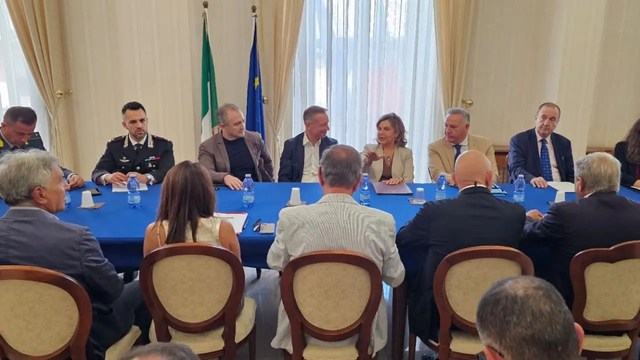 Mare verde nel Vibonese, la Prefettura fa il punto: «Sono alghe, non è inquinamento». E sul Sant'Anna: «Non ci sono più sversamenti»