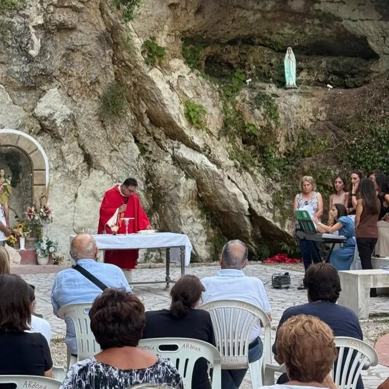 Filandari, la grotta di Santa Cristina come quella di Massabielle a Lourdes: posizionata una statua della Madonna