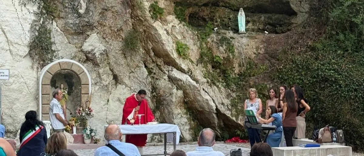 Filandari, la grotta di Santa Cristina come quella di Massabielle a Lourdes: posizionata una statua della Madonna