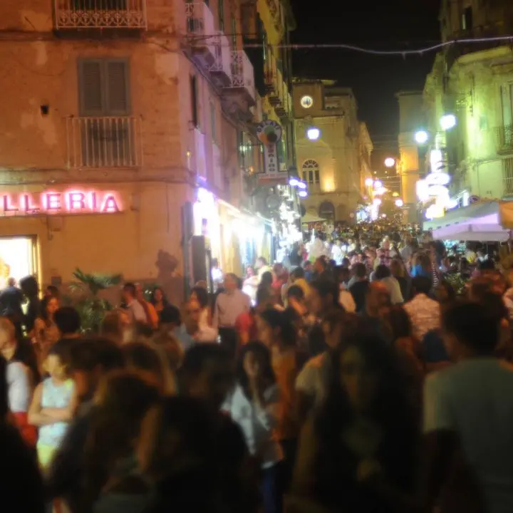 Movida selvaggia a Tropea, c'è un barlume di speranza per i residenti: «Dai commissari promessa una stretta sui controlli»
