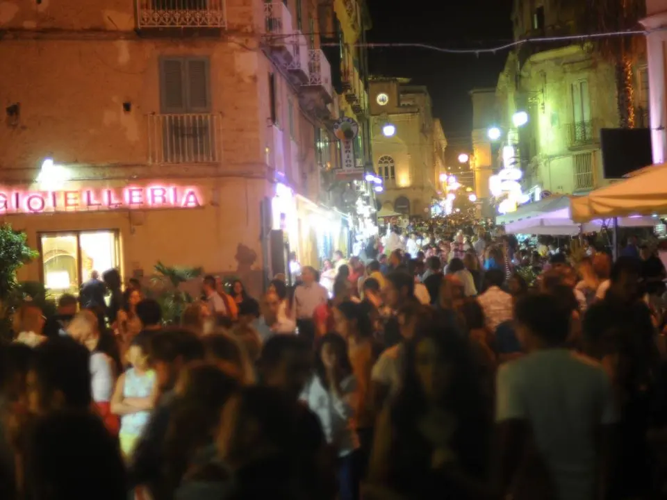 Il New York Times celebra Tropea ma avverte: «Soffocata da bar e negozi». Il sindaco Macrì raccoglie la sfida: «La città non può subire il proprio successo»