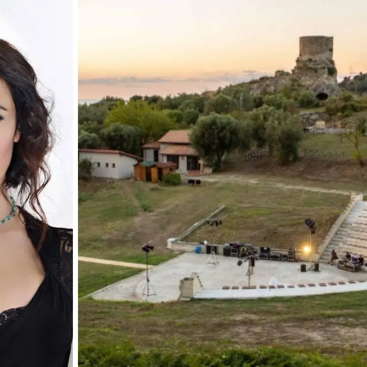 Maria Grazia Cucinotta inaugura la I edizione del Torre Marrana Festival a Ricadi: teatro e musica dal vivo nel cuore della Costa degli Dei