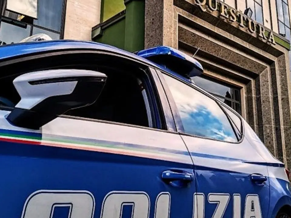 Vibo, operazione della Questura contro esercizi commerciali abusivi: sequestrati due saloni di bellezza e un garage, multe per 15mila euro