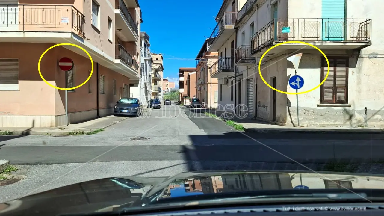 Divieto d'accesso. Anzi no, direzione obbligata. La segnaletica \"pazza\" rende un rebus l'accesso al sottopasso di Vibo Marina