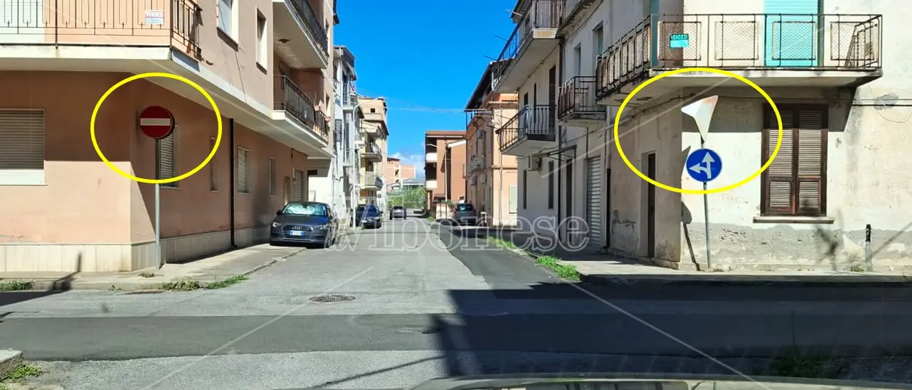 Divieto d'accesso. Anzi no, direzione obbligata. La segnaletica \"pazza\" rende un rebus l'accesso al sottopasso di Vibo Marina