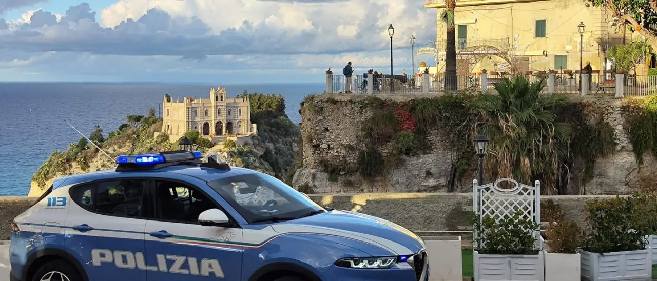Tropea, Ricadi e Parghelia nel mirino dei controlli della polizia: oltre 300 identificati e ispezioni nei locali pubblici\n