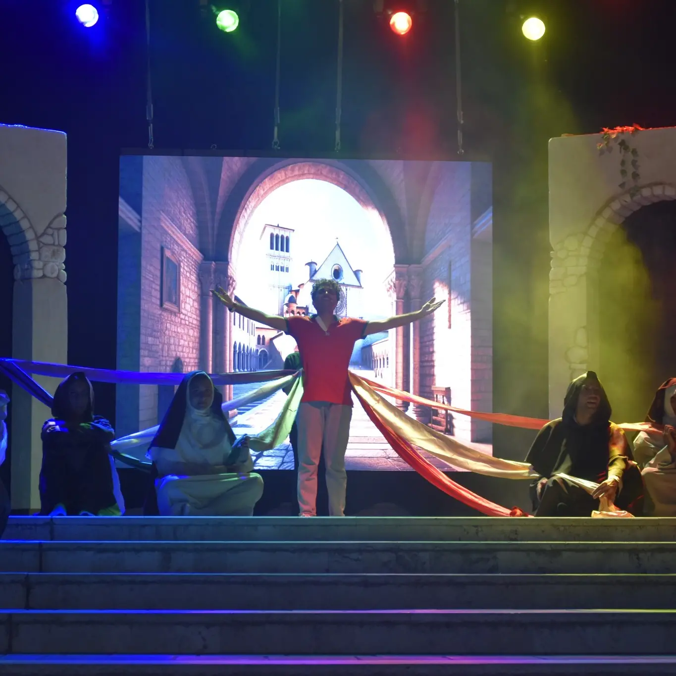 Il musical sul beato Carlo Acutis va in scena sulla spianata di Villa della Gioia: toccante incontro tra i devoti di Natuzza e dell'influncer di Dio