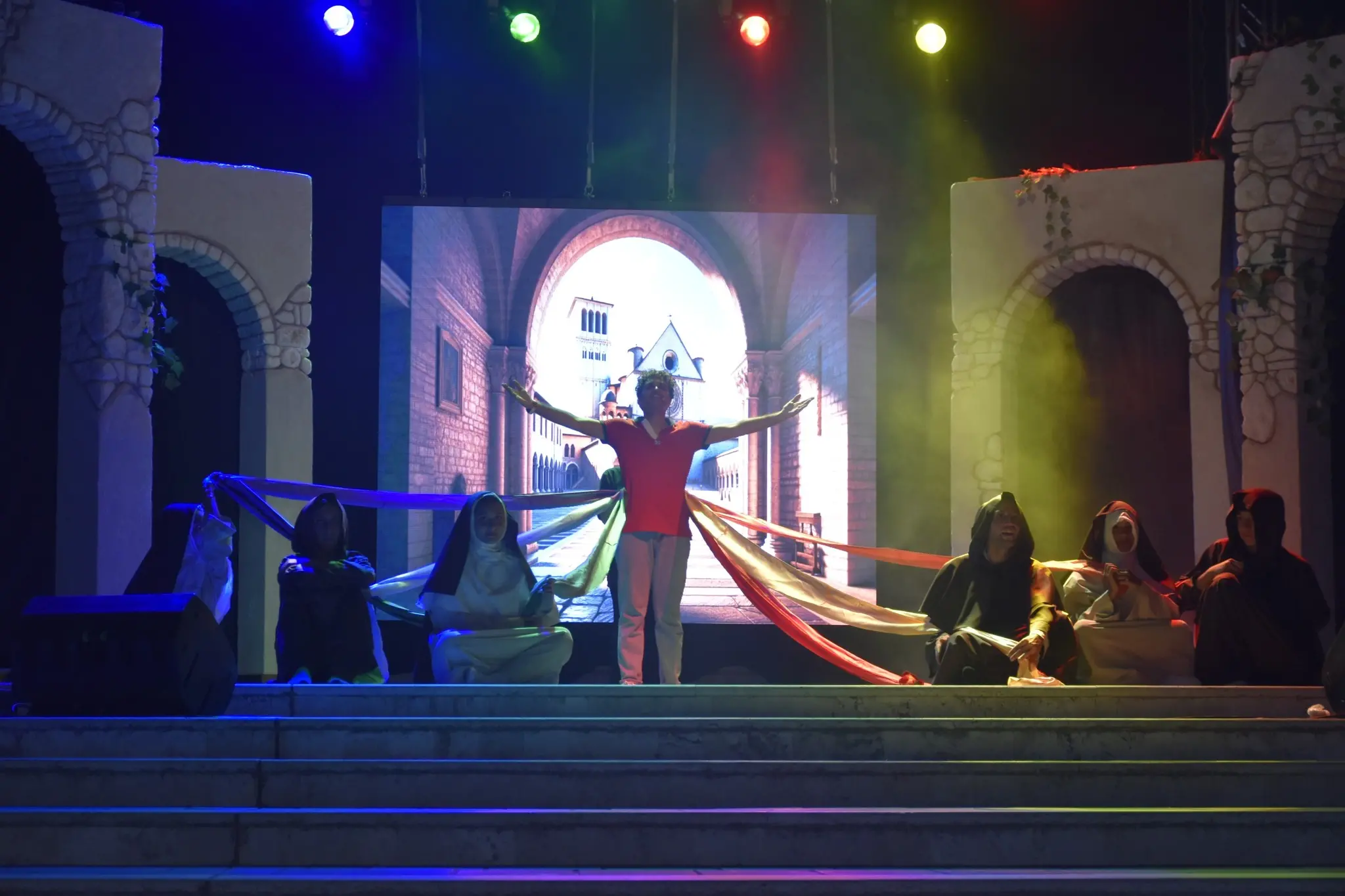 Il musical sul beato Carlo Acutis va in scena sulla spianata di Villa della Gioia: toccante incontro tra i devoti di Natuzza e dell'influncer di Dio