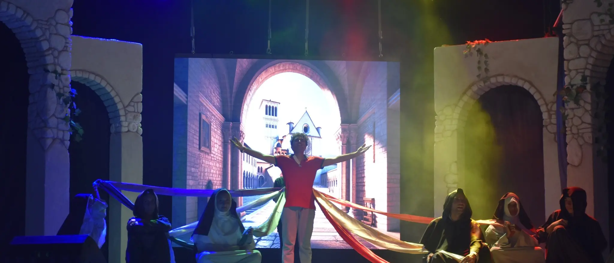 Il musical sul beato Carlo Acutis va in scena sulla spianata di Villa della Gioia: toccante incontro tra i devoti di Natuzza e dell'influncer di Dio