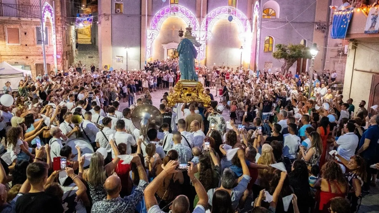 Pizzoni, la corona della Madonna cade durante la processione e colpisce alla testa un portatore: 8 punti di sutura e tanto spavento