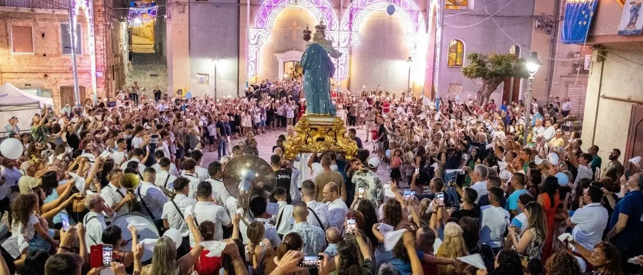 Pizzoni, la corona della Madonna cade durante la processione e colpisce alla testa un portatore: 8 punti di sutura e tanto spavento
