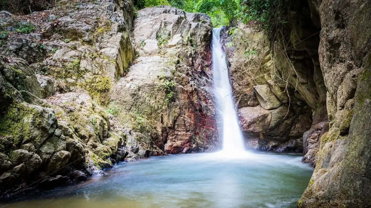 Pizzoni, un pugno di volontari ripulisce il torrente Cerasia: un fiabesco angolo di natura da tutelare e riscoprire