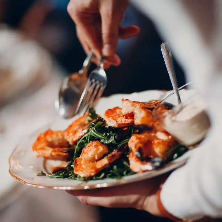 Intossicazione alimentare per undici clienti di un ristorante di Capo Vaticano, indagini in corso