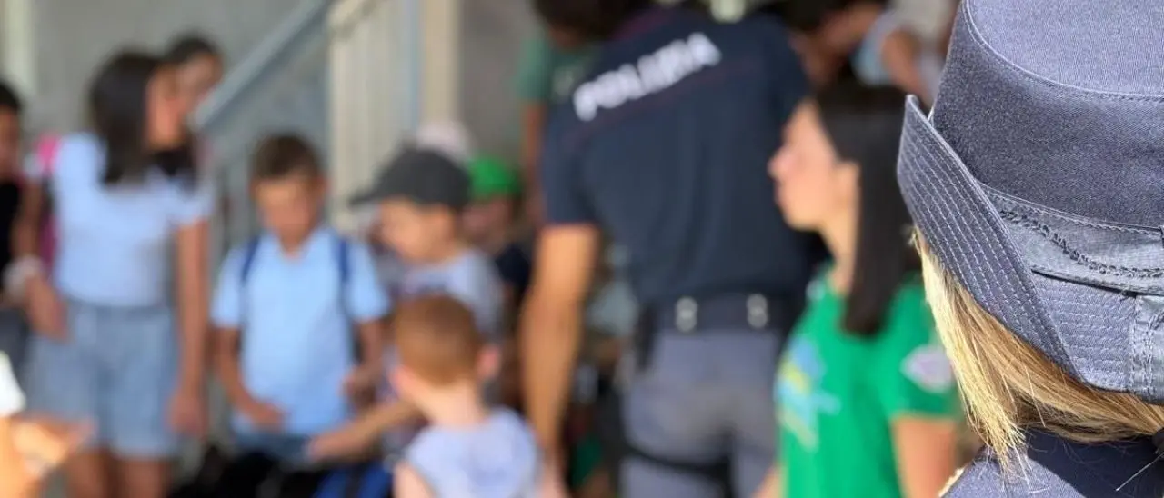 Serra, i bambini del campo estivo TatàBum incontrano i poliziotti e conoscono il cane Boston dell’unità cinofila