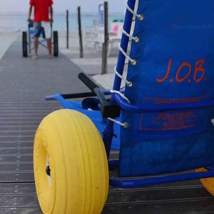 A Briatico l’estate in spiaggia è senza barriere: il Comune si dota di due sedie Job e passerelle per l'ingresso in acqua dei disabili