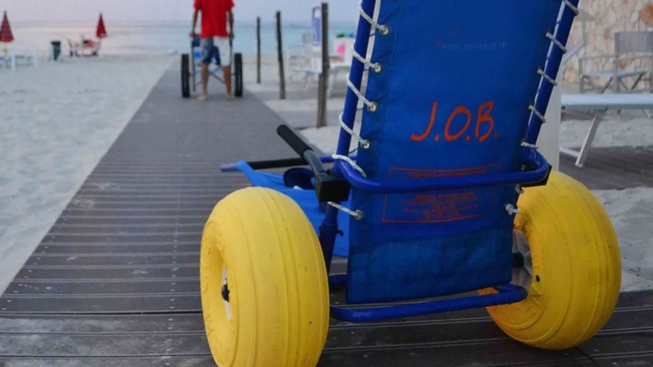 A Briatico l’estate in spiaggia è senza barriere: il Comune si dota di due sedie Job e passerelle per l'ingresso in acqua dei disabili
