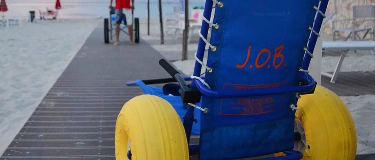 A Briatico l’estate in spiaggia è senza barriere: il Comune si dota di due sedie Job e passerelle per l'ingresso in acqua dei disabili