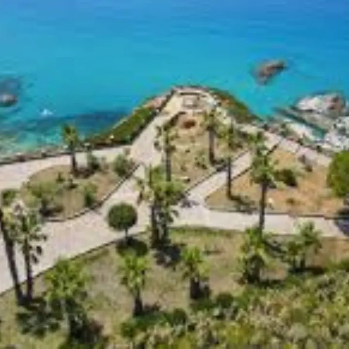 Concerto al tramonto a Capo Vaticano: il maestro Emilio Aversano unisce musica e profumi nel \"Giardino degli Dei\" a Ricadi