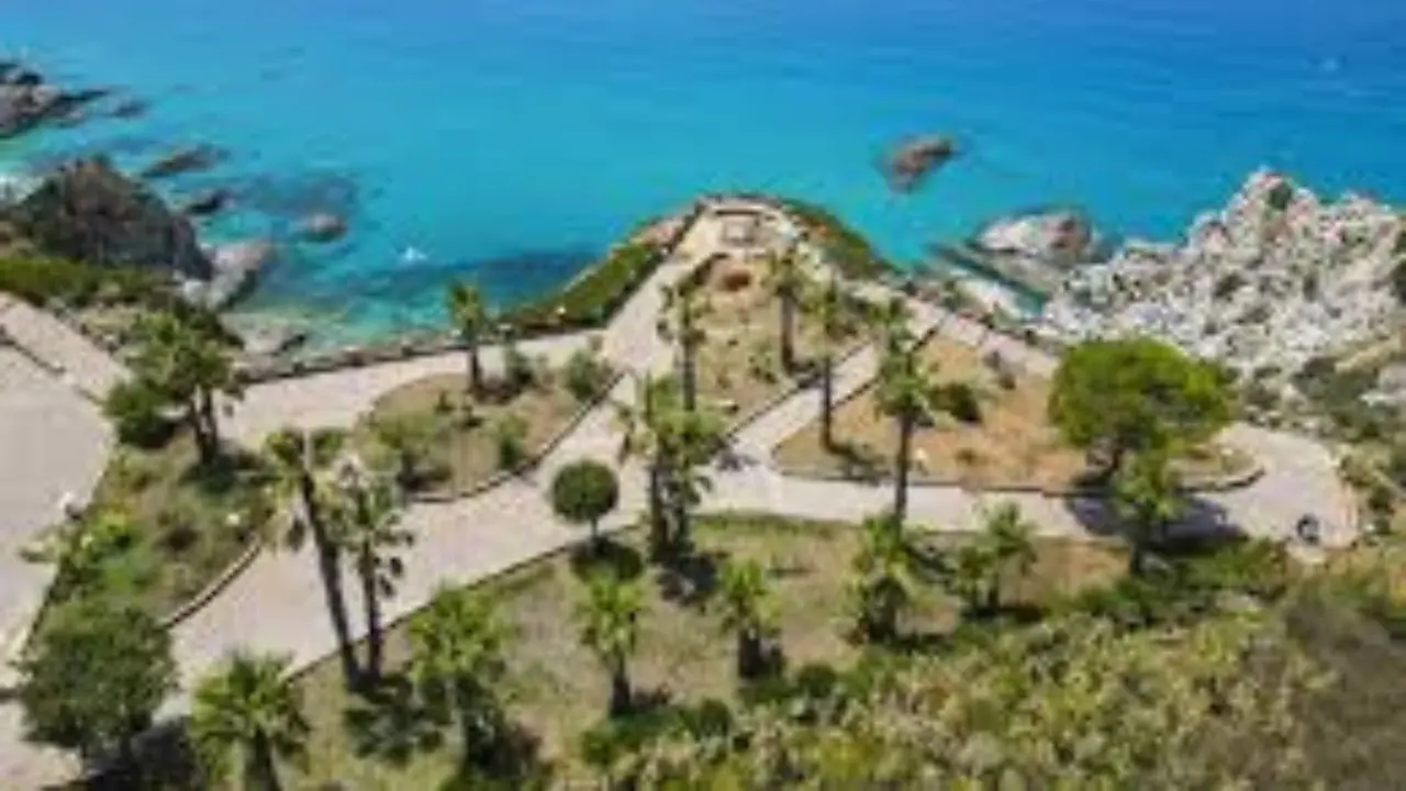 Concerto al tramonto a Capo Vaticano: il maestro Emilio Aversano unisce musica e profumi nel \"Giardino degli Dei\" a Ricadi