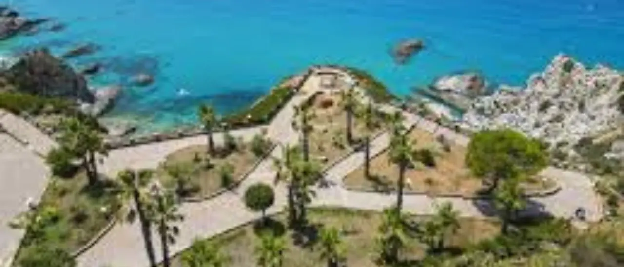 Concerto al tramonto a Capo Vaticano: il maestro Emilio Aversano unisce musica e profumi nel \"Giardino degli Dei\" a Ricadi