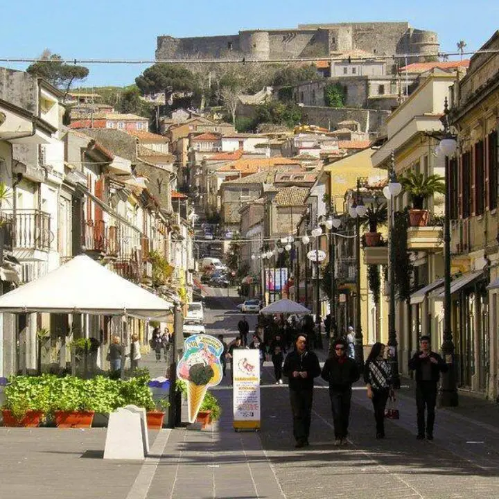 Vibo, aggredito nel suo negozio il marito della consigliera comunale Laura Pugliese: la solidarietà della città