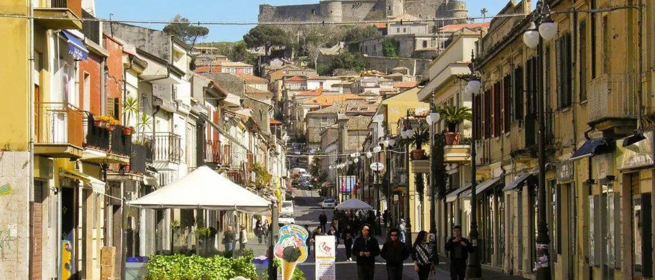 Vibo, aggredito nel suo negozio il marito della consigliera comunale Laura Pugliese: la solidarietà della città