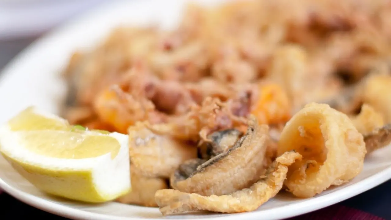 Friji e 'mbucca, l'11 agosto la sagra del pesce fritto a Pizzo: tradizione, musica e sapori