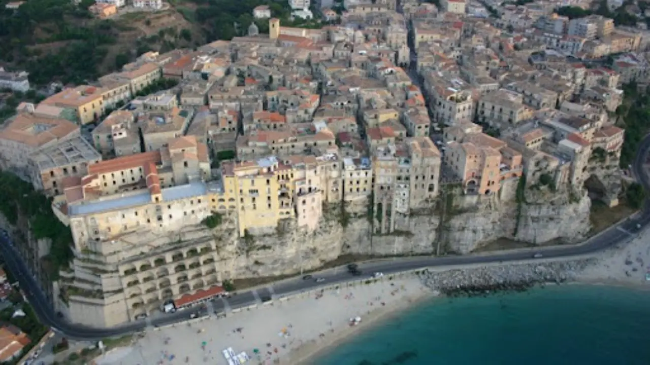Tropea si trasforma in ombelico del mondo: torna il Festival \"Culture a confronto\". Svelato il programma della prima serata