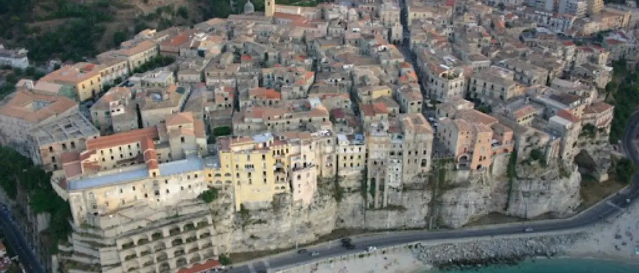 A Tropea opere abusive a ridosso della ferrovia, il Comune ordina il ripristino dello stato dei luoghi: «In caso di maltempo binari a rischio»