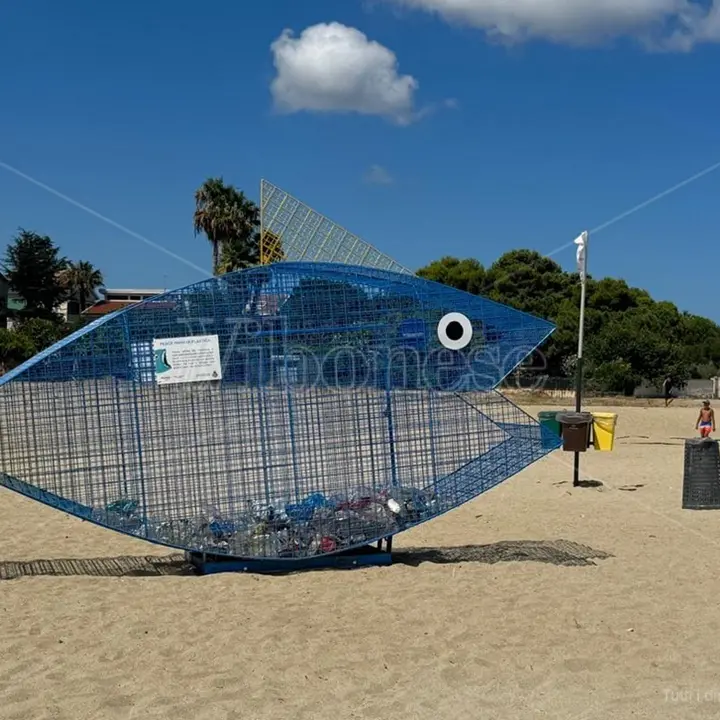 Sulla spiaggia di Bivona arriva il “pesce mangiaplastica”: un enorme contenitore per la raccolta dei rifiuti