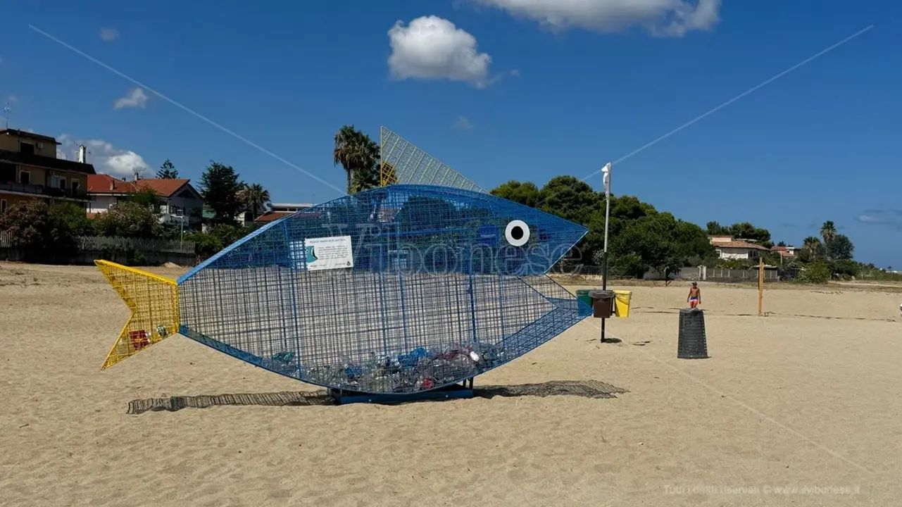 Sulla spiaggia di Bivona arriva il “pesce mangiaplastica”: un enorme contenitore per la raccolta dei rifiuti