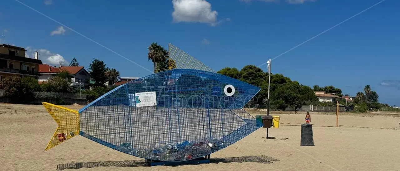 Sulla spiaggia di Bivona arriva il “pesce mangiaplastica”: un enorme contenitore per la raccolta dei rifiuti