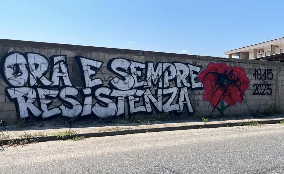 Vandalizzato murales di Rifondazione comunista Vibo: «Atti che rivelano un sottofondo fascista troppe volte tollerato»